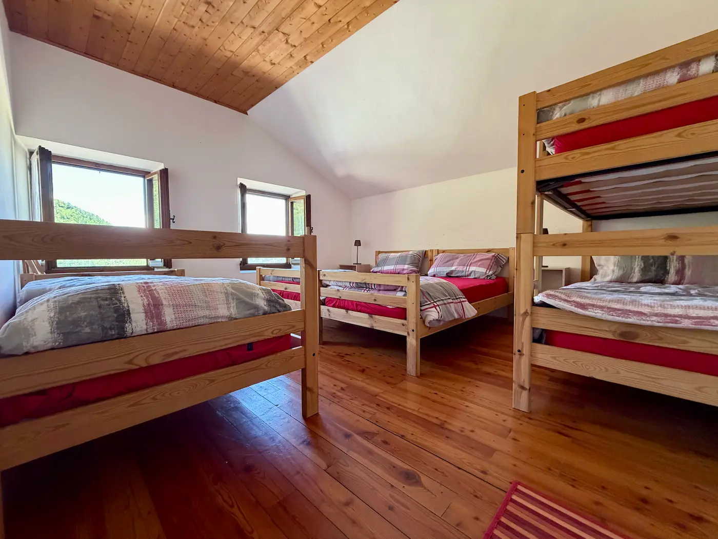 Rustic and welcoming room in the malga
