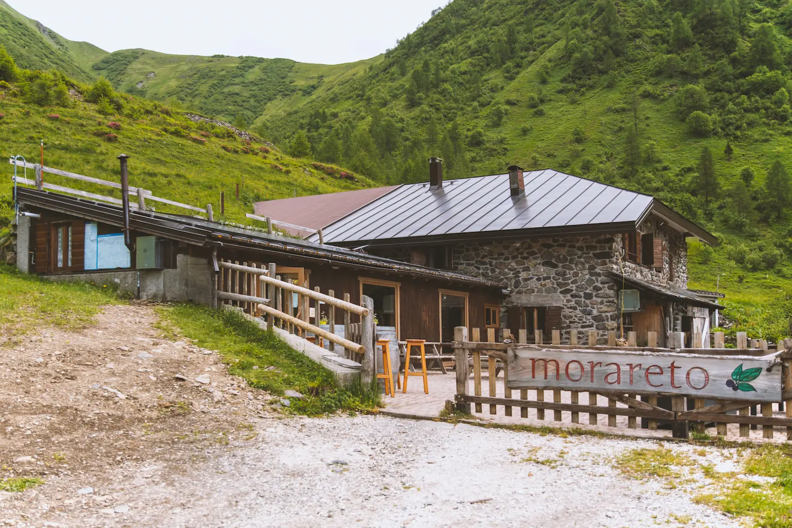 Ingresso della Malga Morareto con panorama montano