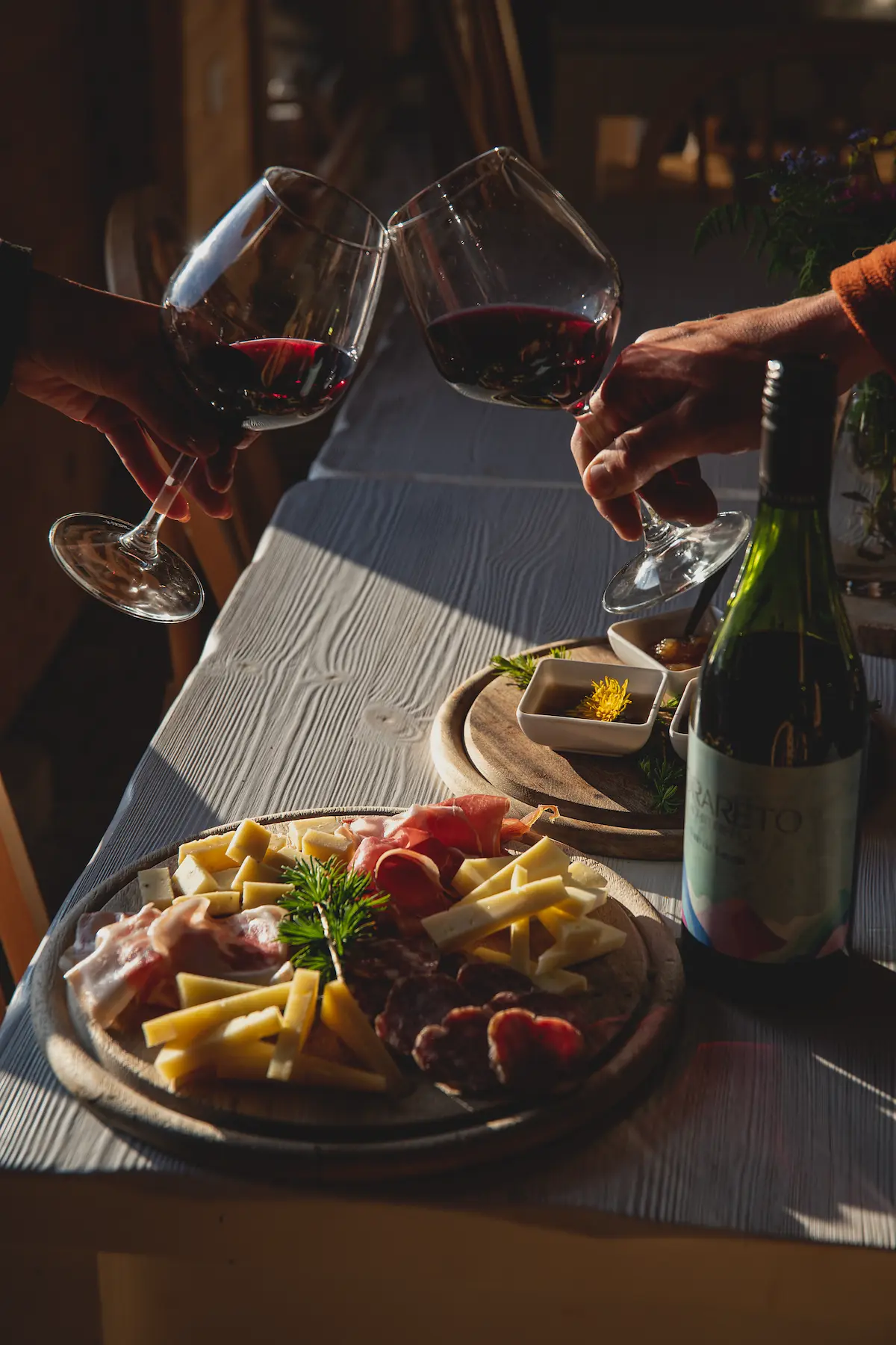 Antipasto con salumi e formaggi tipici del territorio